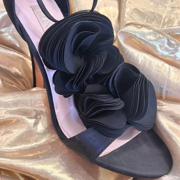 Glint, Fabric & Leather! Sexy 5” Heel, Oozes Style, Size 7, EUC - Picture 3 of 9